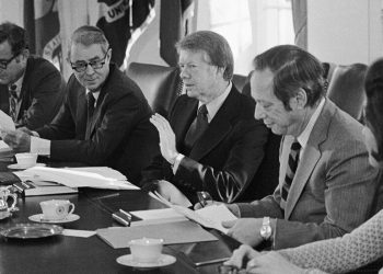 Carter Dönemi Enflasyonunun Gazileri, Biden’ın Fiyatları Uyuşturmak İçin Birkaç Araca Sahip Olduğu konusunda Uyardı