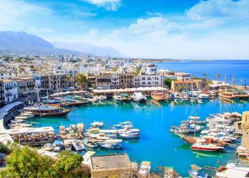 Kıbrıs, COVID vakalarındaki teslimatın ardından sadece bir ay sonra maskeyle geri dönüştürün