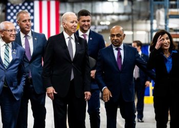 Biden, ABD Yarı İletken Üretimine Yatırımları Teşvik Etmek İçin IBM’i Ziyaret Etti