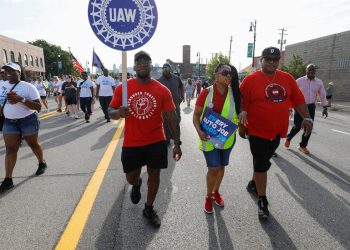 Otomobil Üreticileri ve UAW,Sözleşme Son Tarihi Yaklaşırken Birbirinden Uzak Duruyor