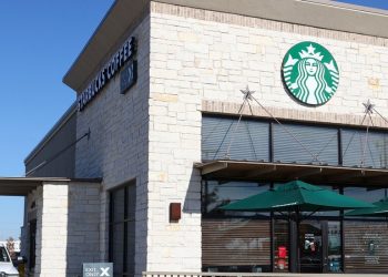 Federal Düzenleyiciler Starbucks’ı 23 Mağazayı Yeniden Açmaya Zorlamak İstiyor